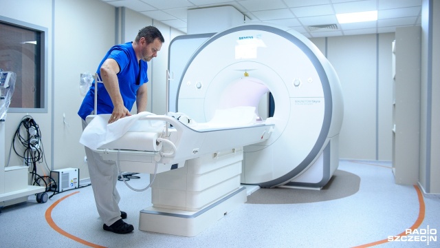 Pracownię z nowoczesnym rezonansem magnetycznym otwarto w czwartek w szpitalu przy Arkońskiej w Szczecinie. W porównaniu z dotychczasowym urządzeniem, nowy, 3-teslowy aparat jest szybszy, dokładniejszy i ma większy zasięg.