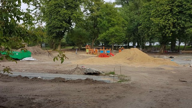 Skwer Park Liga powstaje przy ulicy Światowida na szczecińskim Golęcinie. W ramach prac uprzątnięto już gruz, wykarczowano krzaki i dokładnie uporządkowano teren.