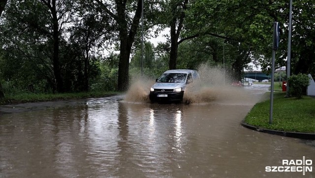 Potężna burza i ulewa przeszła nad Szczecinem. Wiele ulic zostało podtopionych.