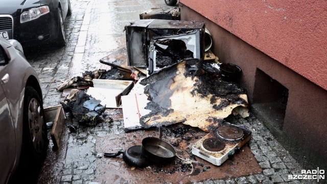 Pożar mieszkania przy ul. Władysława Łokietka w Szczecinie. Na miejscu są trzy zastępy straży pożarnej.