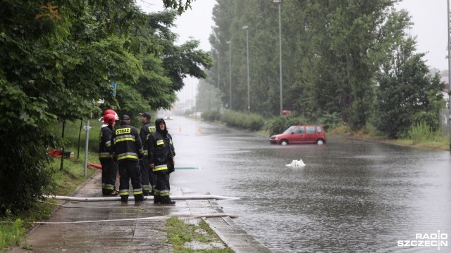 Już ponad sto razy interweniowali w piątek zachodniopomorscy strażacy przy usuwaniu skutków ulewy w regionie. Najczęściej wyjeżdżali, by wypompowywać wodę z zalanych ulic i domów.