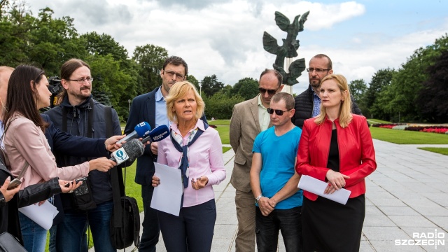 Radna Małgorzata Jacyna-Witt o podpisanej przez Piotra Krzystka deklaracji w sprawie imigrantów: Prezydenci [z Unii Metropolii Polskich, w tym Szczecina - red.] zbuntowali się przeciwko polityce rządu, a nie mają prawa wypowiadać się w tej materii.