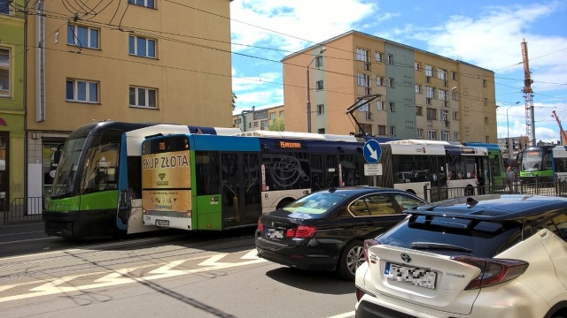 Przy Bramie Portowej na Wyszyńskiego w Szczecinie doszło do kolizji autobusu linii 75 z tramwajową ósemką.