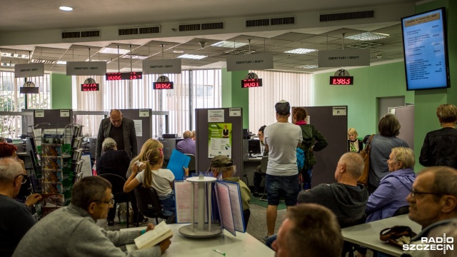 Kalkulatory emerytalne poszły w ruch. Zakład Ubezpieczeń Społecznych otworzył stanowiska doradców emerytalnych w związku z obniżeniem wieku emerytalnego - do 60 lat dla kobiet i 65 dla mężczyzn.