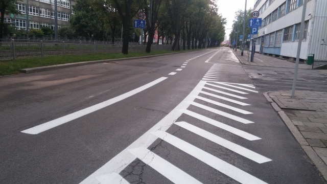 Kierowcy muszą się zmieścić na zwężonych jezdniach. Na ulicy 3 Maja w Szczecinie obowiązuje nowa organizacja ruchu.