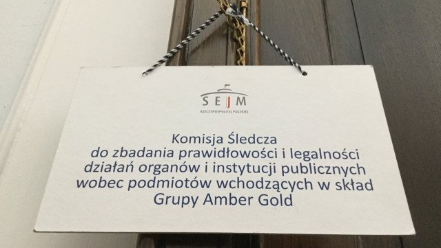 Sześć wniosków o możliwości popełnienia przestępstwa złoży do prokuratury sejmowa komisja śledcza ds. Amber Gold. Dotyczą one osób związanych z wątkiem lotniczym afery, m.in. byłego prezesa Urzędu Lotnictwa Cywilnego Grzegorza Kruszyńskiego, prokuratora Wojciecha Łuniewskiego czy byłego właściciela i prezesa linii lotniczej Jet Air Krzysztofa Wicherka.