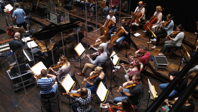 Jazzowo-swingujące wersje klasyków polskiej piosenki - wieczorem w filharmonii, w Szczecinie. Startuje dwudniowy muzyczny festiwal - Klubowy Paprykarz i Oranżada.