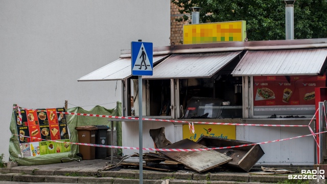 Prawdopodobnie zwarcie instalacji elektrycznej było przyczyną pożaru budki z fast foodem w rejonie ulic Parkowej i Dubois w Szczecinie.