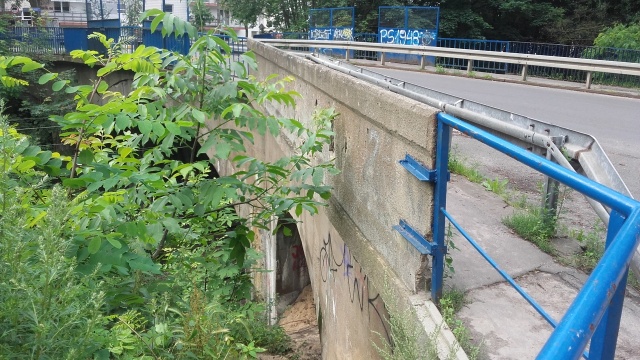 Wiadukt nad linią kolejową na ulicy Hożej w Szczecinie do zamknięcia. Wykonawca modernizacji przejmuje w czwartek plac budowy i rozpoczyna prace.