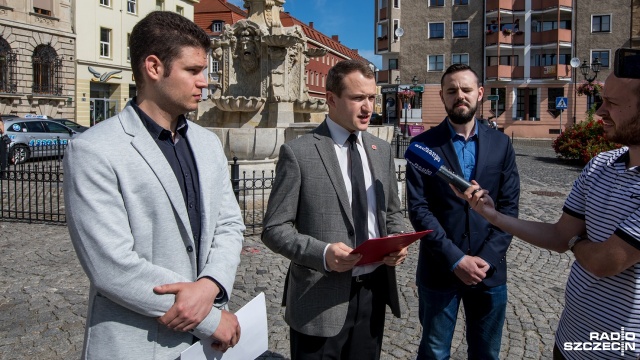 Prezydent Piotr Krzystek wprowadza anarchię - uważają działacze Kukiz03915. Chodzi o podpisanie przez niego deklaracji o pomocy migrantom.