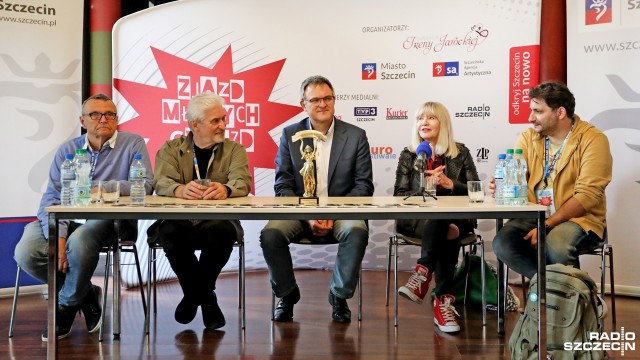 Polska piosenka z lat 70. i 80. XX wieku jest niepowtarzalna i wyjątkowa. Tworzone wtedy utwory wciąż zachwycają swoją formą i treścią. Zjazd Młodych Gwiazd przywołuje tamtą tradycję i młodzi piosenkarze śpiewają wielkie przeboje. W tym roku Ireny Jarockiej.