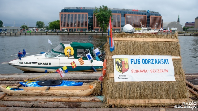 Flisacy przypłynęli do Szczecina. W piątek ich tratwy i łodzie zacumowały przy Bulwarze Piastowskim.