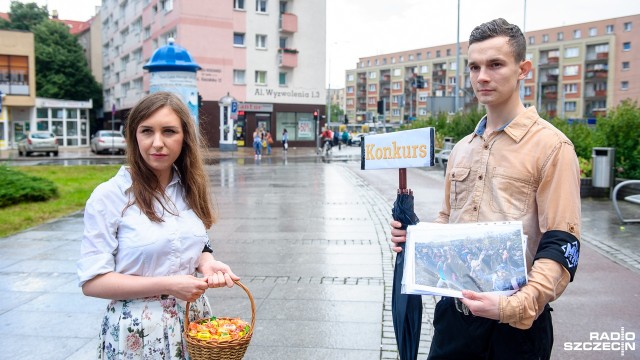 Konkurs nie do wygrania zorganizowała Młodzież Wszechpolska w centrum Szczecina. W sobotę po południu młodzi narodowcy pokazywali mieszkańcom zdjęcia imigrantów z Bliskiego Wschodu i Afryki próbujących dostać się do Europy. Za wskazanie na fotografii kobiety lub dziecka oferowali nagrodę. Zwycięzców nie było, bo na zdjęciach byli tylko mężczyźni.