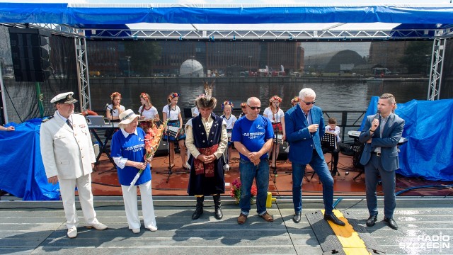 Na Odrze jest lepiej, ale do ideału daleko - mówią flisacy, którzy przypłynęli do Szczecina. Chodzi o ruch na statków na rzece - turystyczny i towarowy. Flis Odrzański odbywa się od 22 lat.
