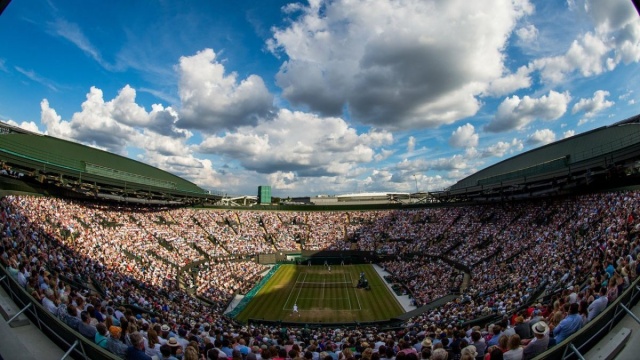Polscy zawodnicy ze zmiennym szczęściem zakończyli poniedziałek na kortach Wimbledonu.