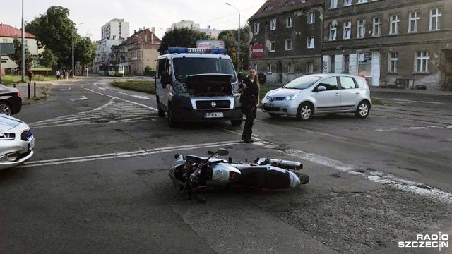 Do zdarzenia doszło w alei Powstańców Wielkopolskich. Motocyklista przewrócił się w trakcie jazdy i uderzył głową o asfalt.