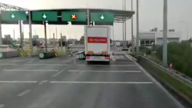 Zamiast zapłacić za przejazd autostradą wozem strażackim - włączyli sygnały i ominęli bramki. Filmik z taką sytuacją opublikowali na swoim facebookowym profilu strażacy z Osinowa Dolnego w powiecie gryfińskim.