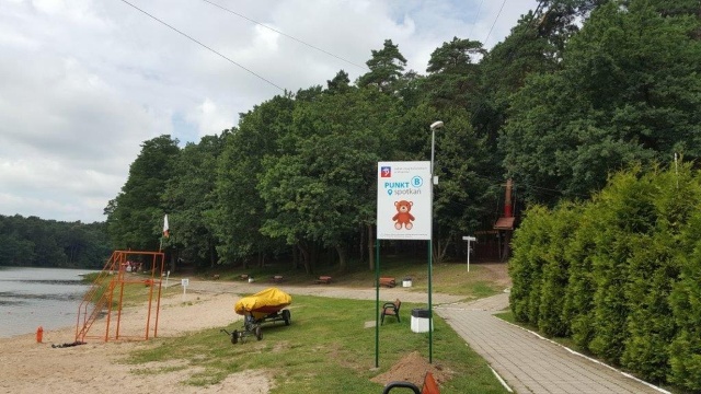 Tablice, na których widnieje miś, kaczka lub statek, staną na Arkonce i Głębokim w Szczecinie. Będą służyły jako punkty odniesienia np. w sytuacji, gdy dziecko zgubi się na kąpielisku czy punkty spotkań, przy których rodzice mogą umówić się ze swoimi pociechami.