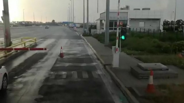 Nie milkną echa głośnego już przejazdu przez autostradowe bramki strażaków z OSP w Osinowie Dolnym. Druhowie na sygnale ominęli kasę i nie zapłacili za jazdę płatnym odcinkiem drogi.