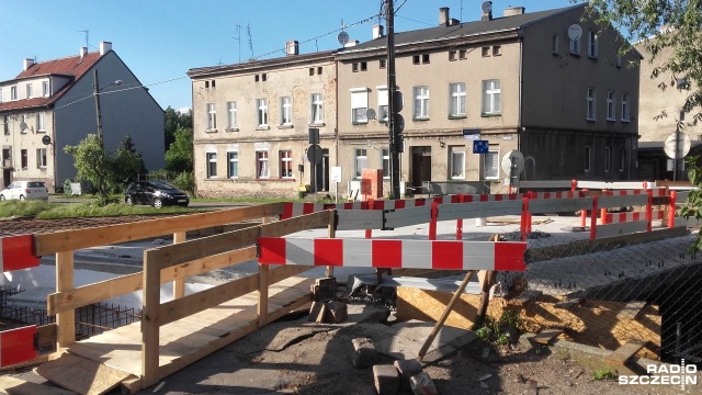 Dobra informacja dla kierowców od wielu tygodni podróżujących między centrum Szczecina a Dąbiem uciążliwymi objazdami: prace przy remoncie mostu nad Płonią - na końcu ulicy Przestrzennej - wchodzą w ostatnią fazę.