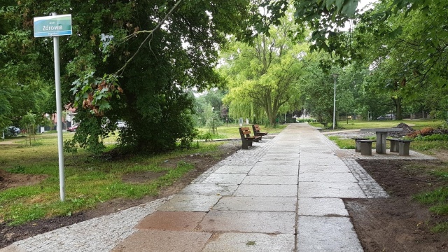 Gotowe są już alejki, część z nich wyłożono kamiennymi płytami, zamontowano także urządzenia w ramach zielonej siłowni. Przygotowane są również betonowe stoły z szachownicami. Trwają prace przy remoncie Skweru Zdrowia przy ulicy Siemiradzkiego na Pogodnie.
