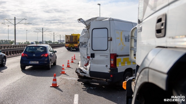 Tir zderzył się z samochodem dostawczym na ulicy Gdańskiej w Szczecinie, za Basenem Górniczym, a przed wjazdem na Most Pionierów. Do stłuczki doszło w piątek około godziny 8.