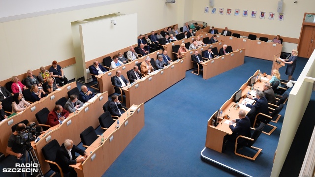 Awantura na trwającej właśnie nadzwyczajnej sesji Sejmiku Województwa Zachodniopomorskiego - były groźby procesu za kłamstwa i odpowiedź: siad i cicho tam. To w punkcie, w którym radni mieli przedstawić sytuację szczecińskich szpitali przy ul. Arkońskiej i w Zdunowie.