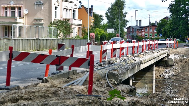 Kierowców poruszających się na trasie ze Szczecina do Polic czekają kolejne utrudnienia - rusza drugi etap przebudowy wiaduktu kolejowego w Mścięcinie. Przez kilka najbliższych miesięcy w miejscu tym obowiązywać będzie ruch wahadłowy sterowany sygnalizacją świetlną.