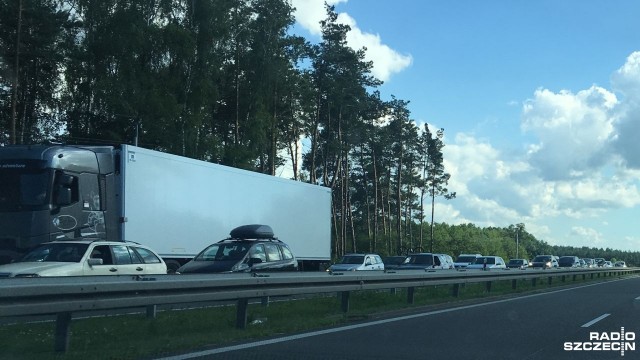 Na zachodniopomorskich trasach prowadzących nad morze ruch z każdą chwilą jest coraz większy. W kilku miejscach trzeba zwolnić.
