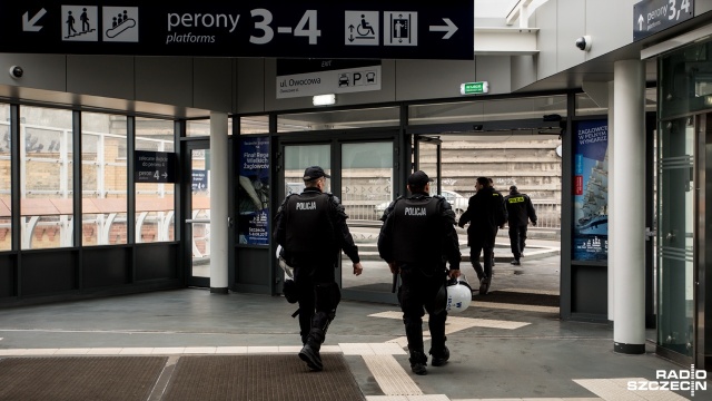 Pasażer zostawił bagaż w holu i przez to zaalarmował innych podróżnych i służby.