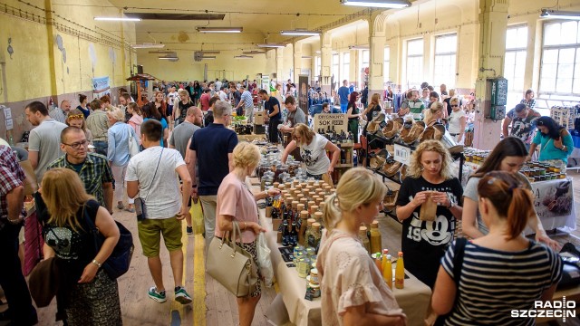 Każdy znajdzie coś dla siebie. W OFF Marinie na szczecińskich Pomorzanach trwa Bazar Rozmaitości. Na podwórku ustawione są food tracki. Z kolei w budynku kilkudziesięciu wystawców prezentuje swoje wyroby: sery, kiełbasy, zioła, mydła, kremy, bransoletki i maskotki. Można też kupić winylowe płyty.