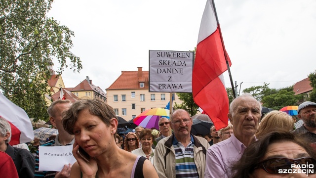 W Warszawie przed Sejmem odbyła się manifestacja Komitetu Obrony Demokracji i partii opozycyjnych. Kilka tysięcy osób pikietuje przeciwko reformom wymiaru sprawiedliwości wprowadzonym niedawno przez rząd i uchwalonym przez Senat. Fala demonstracji pojawiła się w większości dużych polskich miast - również w Szczecinie przed siedzibą PiS oraz przed Sądem Rejonowym było głośno.