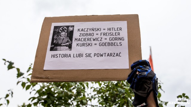 Jarosław Kaczyński jako Adolf Hitler, szef TVP Jacek Kurski jako Joseph Goebbels. Jeden z uczestników protestu opozycji przed siedzibą PiS w Szczecinie przyniósł transparent zrównujący m.in. najważniejsze w rządzie osoby do hitlerowskich zbrodniarzy.