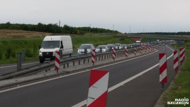 Na drogach regionu było gęsto i miejscami niebezpiecznie - nowe utrudnienie pojawiło się wczesnym wieczorem w okolicach Widuchowej na drodze nr 31. Po godzinie 20 przejazd w regionie wrócił do normy, promy w Świnoujściu obsługują kierowców na bieżąco.