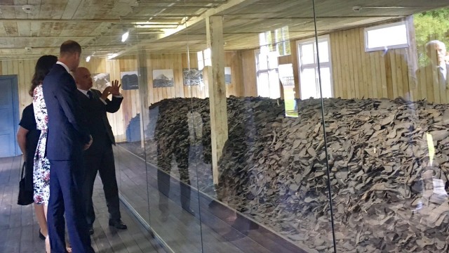 Księżna Kate i książę William goszczą we wtorek na Pomorzu. Wizytę rozpoczęli od Muzeum Stutthof, na terenie byłego niemieckiego obozu koncentracyjnego w Sztutowie.