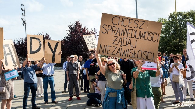 Manifestacja totalnej opozycji przeciw zawłaszczaniu sądów przez PiS przyciągnęła na plac Solidarności kilkadziesiąt osób solidaryzujących się z manifestującymi w Warszawie.