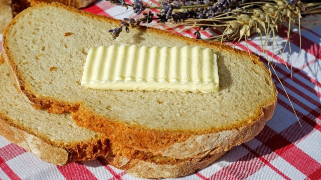 Nawet osiem złotych za 200 gramową kostkę masła trzeba zapłacić w Polsce. To dwukrotnie więcej niż w zeszłym roku. Co spowodowało tak drastyczny wzrost cen O tym, dyskutowali goście programu Radio Szczecin na Wieczór.