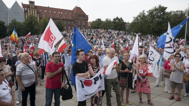 Około trzech tysięcy osób - według szacunków policji - zgromadziło się w czwartek wieczorem na placu Solidarności w Szczecinie. Odbyła się tam manifestacja przeciwko wprowadzeniu reformy sądownictwa.