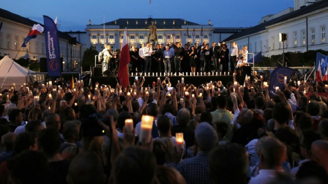 Protest przeciwko reformie sądownictwa odbył się w czwartek wieczorem przed Pałacem Prezydenckim w Warszawie. Zorganizowała go Platforma Obywatelska, ale uczestniczyli w nim przedstawiciele wszystkich partii opozycyjnych.