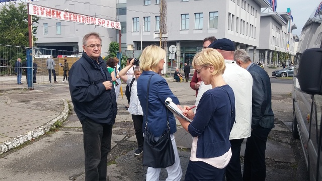 Kupcy z Rynku Centrum, którzy na szczecińskim Turzynie wybudowali nowe pawilony walczą z miastem o udostępnienie im drogi wejściowej do obiektu od strony alei Bohaterów Warszawy.