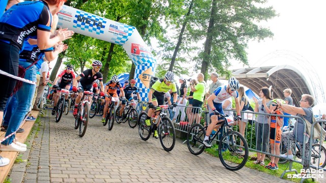 Około tysiąca osób bierze udział w 12. Maratonie MTB dookoła jeziora Miedwie. Start odbył się o godzinie 10 na promenadzie przy amfiteatrze.