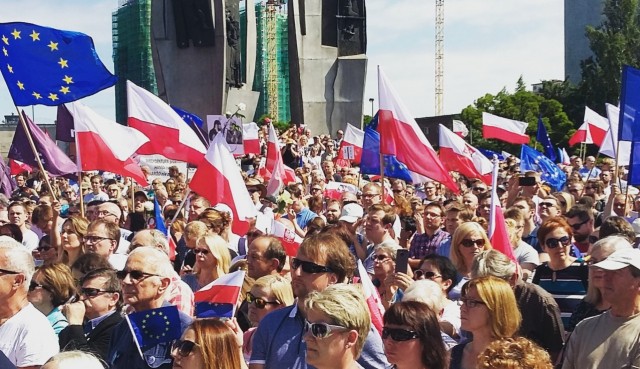 Trzy ustawy reformujące wymiar sprawiedliwości czekają na podpis prezydenta Andrzeja Dudy. To przepisy o Krajowej Radzie Sądownictwa, sądach powszechnych i Sądzie Najwyższym. Ta ostatnia ustawa została uchwalona przez Senat minionej nocy. Opozycja apeluje do prezydenta o zawetowanie wszystkich trzech ustaw. Przeciwko zmianom w sądach demonstrowali w sobotę gdańszczanie na Placu Solidarności.
