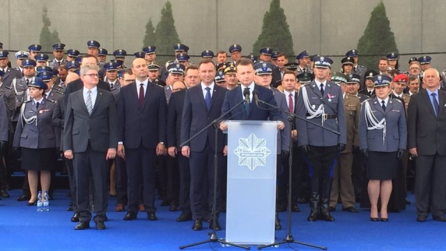 Były odznaczenia państwowe, awanse służbowe i życzenia spokojnej służby. Na centralnych uroczystościach Święta Policji w Centrum Szkolenia Policji za ofiarną służbę dziękowali funkcjonariuszom szefowie tej formacji, szef MSWiA i prezydent Andrzej Duda.