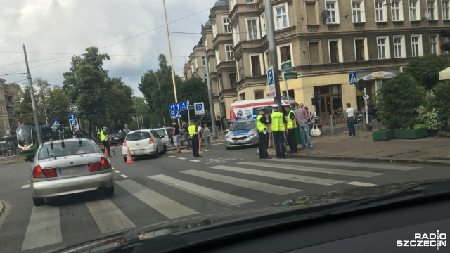 Dwa samochody zderzyły się na skrzyżowaniu alei Piastów z ulicą Jagiellońską w Szczecinie. Do stłuczki doszło w niedzielę po godzinie 16.