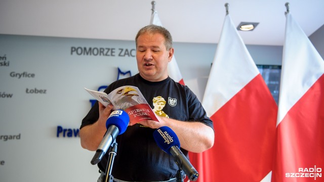 Przybyli ułani, Pierwsza kadrowa, Teraz jest wojna - to fragment repertuaru pieśni patriotycznych, które będą śpiewane na placu Lotników. Okazją jest nadchodząca rocznica wybuchu Powstania Warszawskiego oraz rocznica - przeprowadzonej przez żołnierzy AK - akcji Burza.