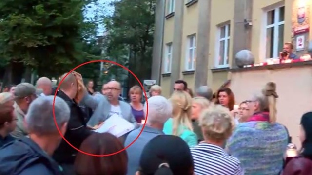 Radny powiatowy wybrany z listy Platformy Obywatelskiej Marek Brzeziński uderzył - kawałkiem pizzy - przechodnia w twarz. Zdarzenie miało miejsce dwa dni temu podczas protestu opozycji przed Sądem Rejonowym w Gryfinie.