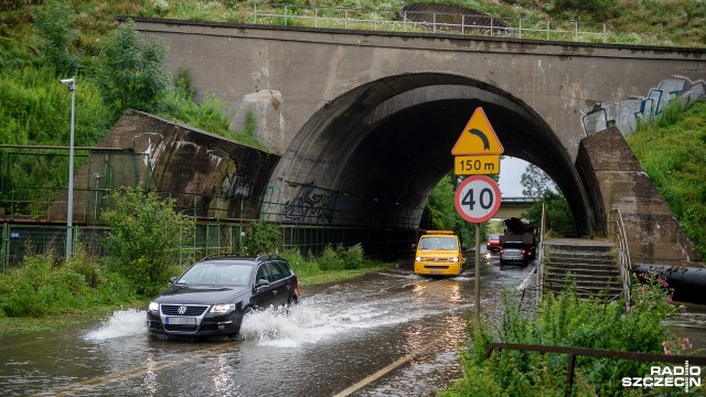 Wypadek przy węźle Rzęśnica w kierunku Szczecina. Na mokrej nawierzchni kierujący osobowym Audi wypadł z jezdni. Pogotowie zabrało go do szpitala.