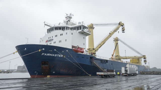Jednostka Fairmaster należąca do holenderskiego armatora zacumowała przy nabrzeżu Chorzowskim na terenie portu. Jej żurawie mogą podnieść obiekty o masie do 3 tys. ton.