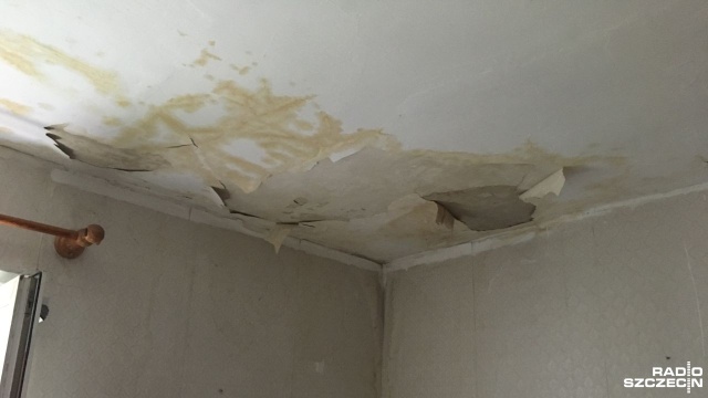 Mieszkańcy ulicy Rentgena w Szczecinie przeżywają prawdziwa gehennę. Po pożarze poddasza w lutym tego roku, dach został jedynie prowizorycznie zabezpieczony folią. Ulewne deszcze zalewają ich mieszkania, a lokatorami są starsi ludzie.