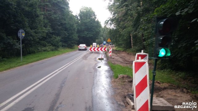 Zmotoryzowani wypoczywający na Wybrzeżu Rewalskim nie mają łatwego życia. Nie dość, że pogoda nie dopisuje to między Łukęcinem a miejscowością Lędzin remontowana jest droga wojewódzka nr 102.